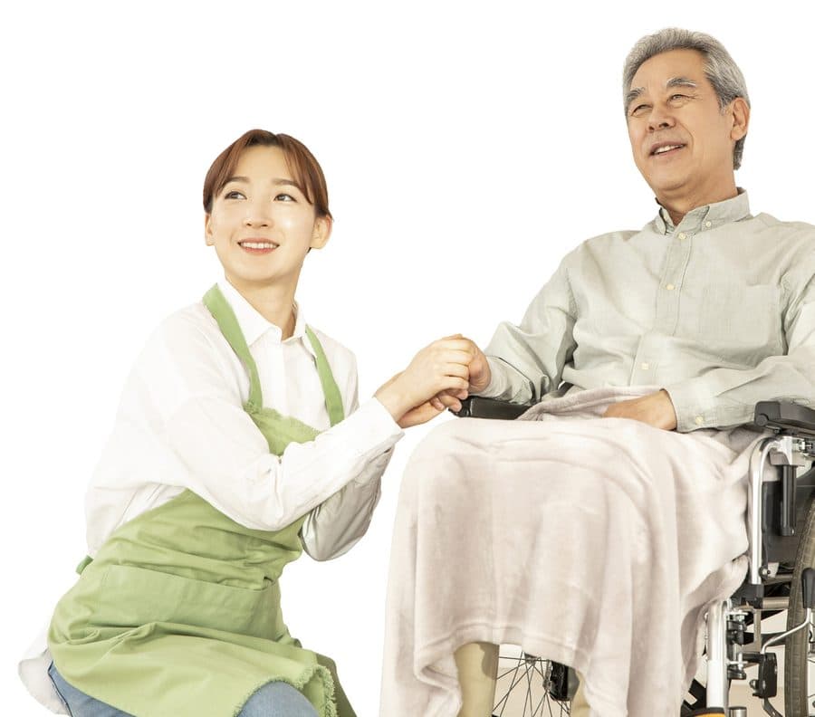요양보호사가 어르신과 손을 맞잡은 모습